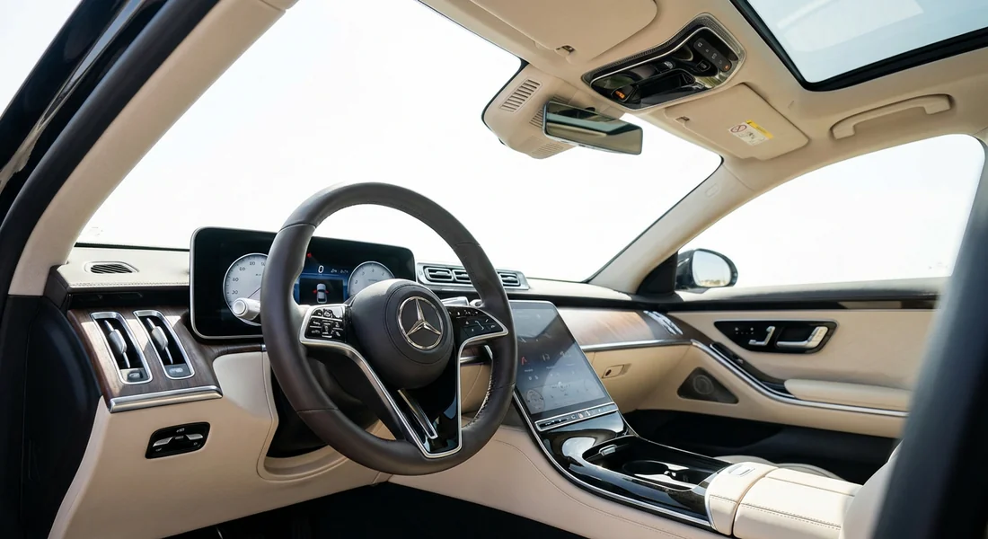 Intérieur de Mercedes bien entretenu pour éviter les pannes électroniques