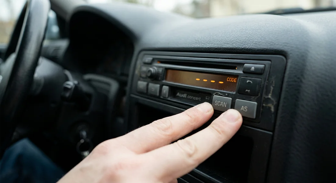 Appui sur les touches de l'autoradio Audi pour entrer le code