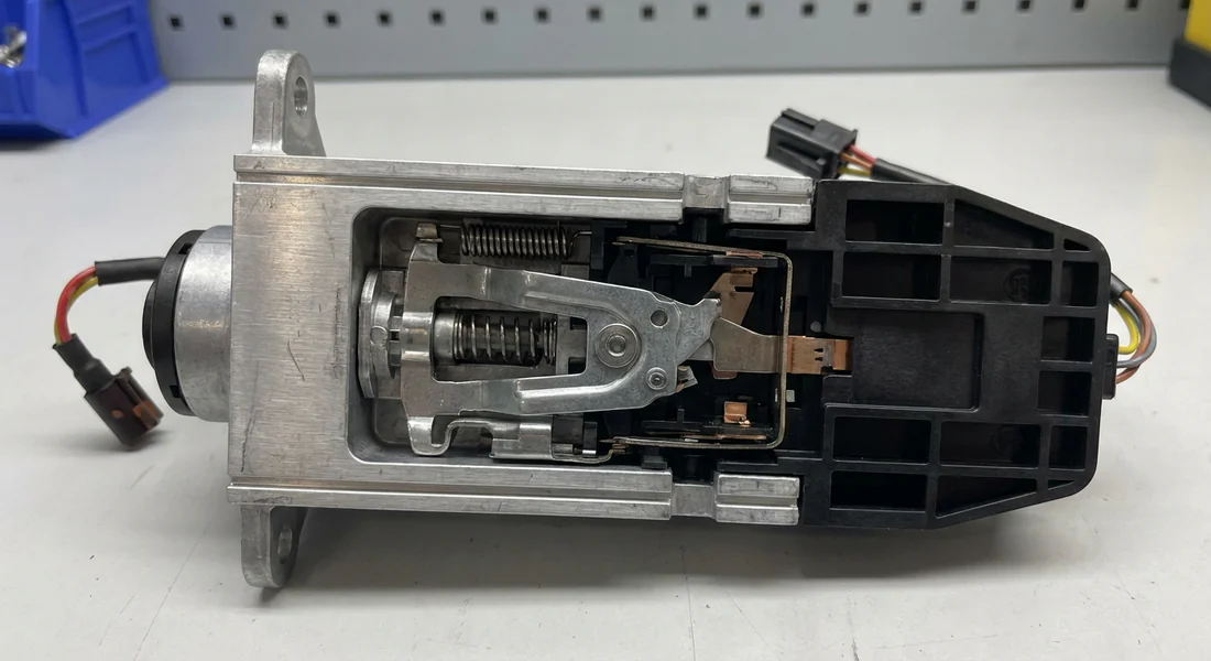 Lecteur de carte et slot de démarrage pour BMW E90